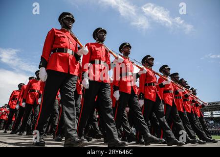 Mitglieder der Volksverteidigungskräfte Tansanias (TPDF) nehmen an der Parade während der Zeremonie zum 60.. Jahrestag des Unabhängigkeitstages im Uhuru-Stadion Teil Stockfoto