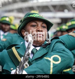 Ein Mitglied der Tanzania Peoples Defense Force (TPDF) tritt während der Zeremonie zum 60.. Jahrestag des Unabhängigkeitstages im Uhuru Stadium auf Stockfoto