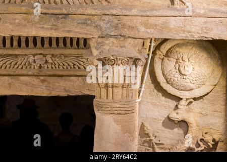 KOM el Shogafa Nekropole, Hauptgrab, Spitze des ersten Portikus : Composite Hauptstadt. Stockfoto