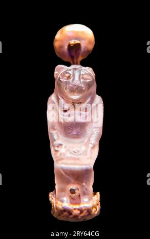 Ägypten, Kairo, Ägyptisches Museum, Schmuck in der königlichen Nekropole von Tanis gefunden : Amulett der Göttin Bastet auf einem Thron sitzend. Gold und Amethyst. Stockfoto