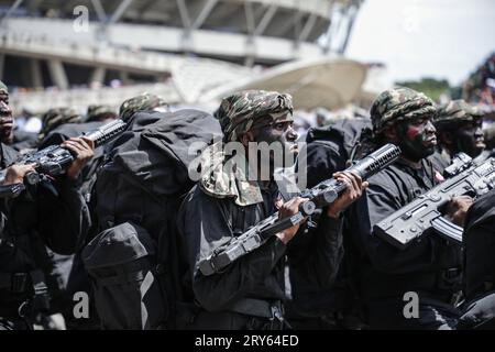 Mitglieder der Volksverteidigungskräfte Tansanias (TPDF) nehmen an der Parade während der Zeremonie zum 60.. Jahrestag des Unabhängigkeitstages im Uhuru-Stadion Teil Stockfoto