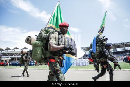 Mitglieder der Volksverteidigungskräfte Tansanias (TPDF) nehmen an der Parade während der Zeremonie zum 60.. Jahrestag des Unabhängigkeitstages im Uhuru-Stadion Teil Stockfoto