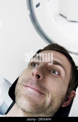 Nahaufnahme, Porträt eines Jungen, der kurz vor einem MRT-Scan steht. Stockfoto