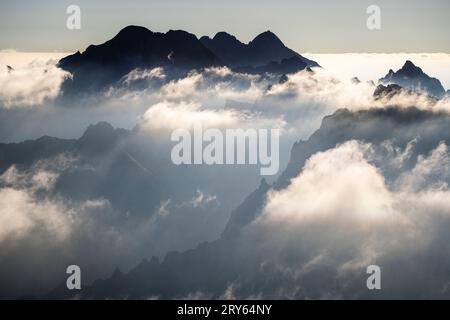 Herrlicher Sonnenaufgang über der Hohen Tatra vom Mount Rysy. Stockfoto