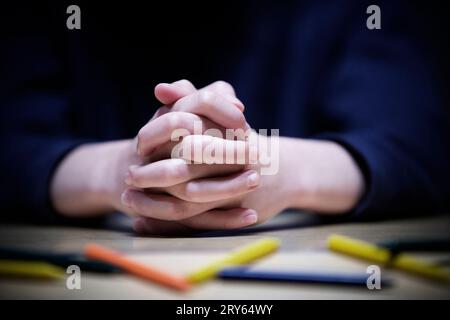 Ein Kind hat Hände und Buntstifte. Stockfoto