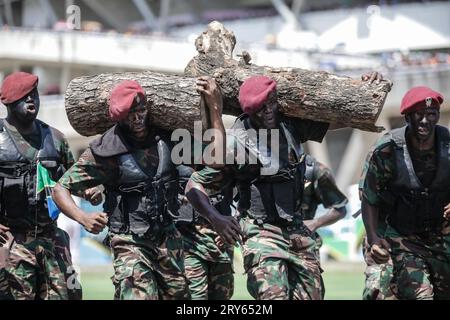 Mitglieder der Volksverteidigungskräfte Tansanias (TPDF) nehmen an der Parade während der Zeremonie zum 60.. Jahrestag des Unabhängigkeitstages im Uhuru-Stadion Teil Stockfoto