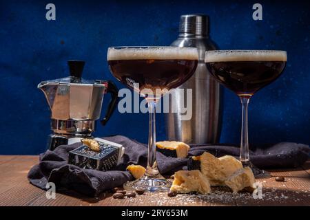 Parmesan Cheese Espresso Martini Cocktail, käsiges Schlagsahne Kaffeegetränk in martini Glas mit geriebenem Parmesan Stockfoto