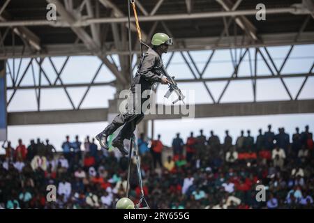 Ein Mitglied der Tanzania Peoples Defense Force (TPDF) tritt während der Zeremonie zum 60.. Jahrestag des Unabhängigkeitstages im Uhuru Stadium auf Stockfoto