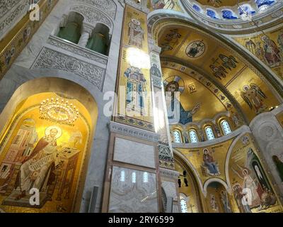 Erster Stock in der Kirche Saint-Sava Stockfoto