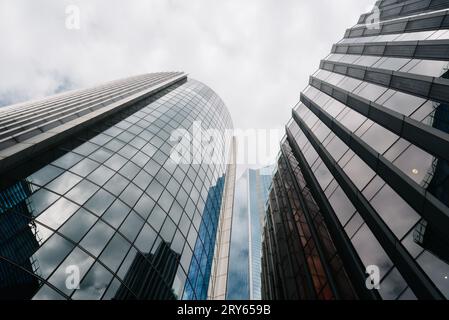 Flacher Blick auf moderne Bürogebäude in der City of London Stockfoto