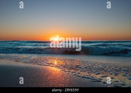 Sonnenaufgang über dem Atlantik vom Strand auf Pawleys Island Stockfoto