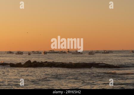 Fischerboote nahe der Küste bei Sonnenaufgang Stockfoto