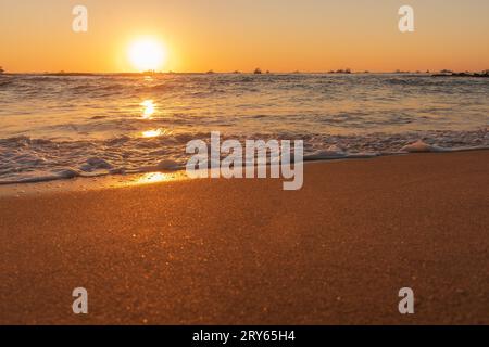 Fischerboote nahe der Küste bei Sonnenaufgang Stockfoto