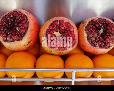 Schließen Sie Granatäpfel und Orangen für Saft zum Verkauf, Istanbul, Türkei Stockfoto