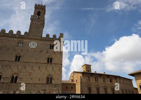 Zentraler Platz der Stadt Volterra, mittelalterlicher Palast Palazzo Dei priori Stockfoto