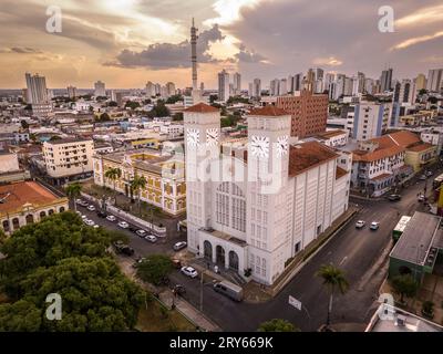 Wunderschöner Blick aus der Vogelperspektive auf das Domgebäude in der Stadt Cuiabá Stockfoto