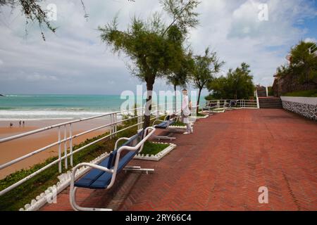 Einsamer Tourist an der Uferpromenade El Sardinero, Santand Stockfoto