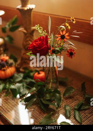 Herbsttisch mit Kürbissen, Blumen und goldenen Kandelabern Stockfoto