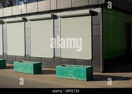 Bürogebäude mit Fensterläden. Kleines Geschäft. Stockfoto