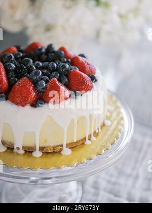 Köstlicher Käsekuchen mit Heidelbeeren und Erdbeeren Stockfoto