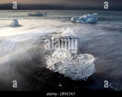 Eisberge schwimmen am Icy Beach. Sonnenaufgang. Südisland. Stockfoto