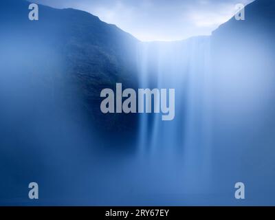 Nebel im Wasserfall bei skogafoss, Island. Skógafoss, Ísland. Stockfoto