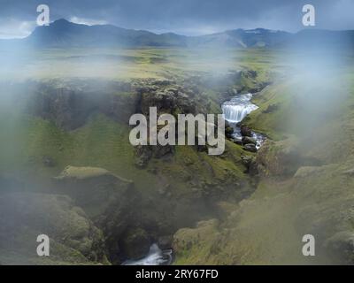 Fosforfufoss Wasserfall mit Nebel in Island Stockfoto