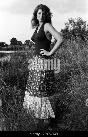 Junge britische Frau 1970, die ein selbstgemachtes Kleid modelliert, das sie selbst gemacht hat. Staffordshire England 1973. HOMER SYKES Stockfoto