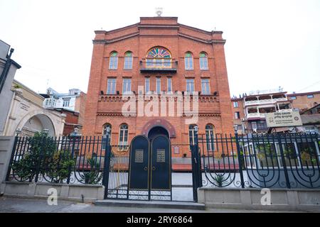 Außenansicht. In der roten Ziegelsteinsynagoge Grand Jewish Synagogue in Tiflis, Georgien, Europa. Stockfoto