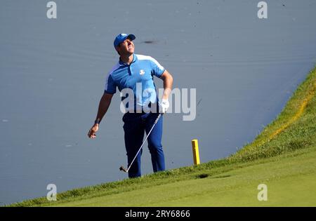 Team Europe's Rory McIlroy Chips am 16., während der Vierer am ersten Tag des 44. Ryder Cup im Marco Simone Golf and Country Club, Rom, Italien. Bilddatum: Freitag, 29. September 2023. Stockfoto