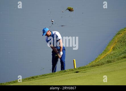 Team Europe's Rory McIlroy Chips am 16., während der Vierer am ersten Tag des 44. Ryder Cup im Marco Simone Golf and Country Club, Rom, Italien. Bilddatum: Freitag, 29. September 2023. Stockfoto