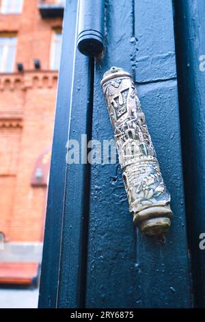 Außenansicht mit einem Detail der silbernen Mezuza am Vordertor. In der roten Ziegelsteinsynagoge Grand Jewish Synagogue in Tiflis, Georgien, Europa. Stockfoto