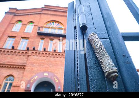 Außenansicht mit einem Detail der silbernen Mezuza am Vordertor. In der roten Ziegelsteinsynagoge Grand Jewish Synagogue in Tiflis, Georgien, Europa. Stockfoto