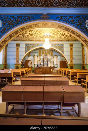 Innenansicht des Hauptgebetsraums mit Blick auf die heilige Arche, die die Schriften der Thora enthält. An der roten Ziegelsteinkapelle der Großen Jüdischen Synagoge in Tiflis Stockfoto