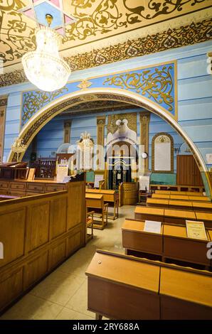 Innenansicht des Hauptgebetsraums mit Blick auf die heilige Arche, die die Schriften der Thora enthält. An der roten Ziegelsteinkapelle der Großen Jüdischen Synagoge in Tiflis Stockfoto