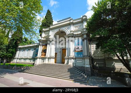 Blick auf den originalen neoklassizistischen Eingang zum Kunstmuseum der National Gallery. In Tiflis, Georgien, Europa. Stockfoto