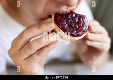 Eine junge Frau isst zu viel Süßigkeiten während einer Diät. Essstörung Stockfoto