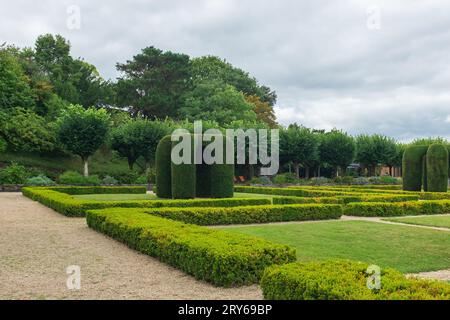 Angers, Frankreich, 2023. Blick durch die topiären Strukturen in den Gärten, die vor der Unterkunft des Gouverneurs im Château d'Angers liegen Stockfoto