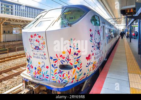 Osaka, Japan - März 28 2023: Hello Kitty Haruka Express der neue JR Kitty-Zug verbindet Besucher nach Japan zwischen Kansai Stockfoto