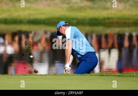 Team Europe's Rory McIlroy Chips am 16., während der Viererspiele am ersten Tag des 44. Ryder Cup im Marco Simone Golf and Country Club, Rom, Italien. Bilddatum: Freitag, 29. September 2023. Stockfoto