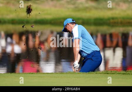 Team Europe's Rory McIlroy Chips am 16., während der Viererspiele am ersten Tag des 44. Ryder Cup im Marco Simone Golf and Country Club, Rom, Italien. Bilddatum: Freitag, 29. September 2023. Stockfoto