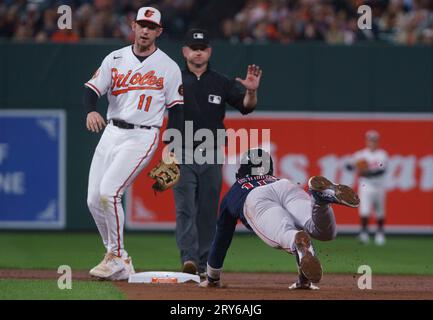 Baltimore, USA. September 2023 28. BALTIMORE, MD - SEPTEMBER 28: Boston Red Sox Shortstop Trevor Story (10) versucht, während eines MLB-Spiels zwischen den Baltimore Orioles und den Boston Red Sox am 28. September 2023 im Orioles Park bei Camden Yards in Baltimore, Maryland, die zweite Basis zu stehlen. (Foto: Tony Quinn/SipaUSA) Credit: SIPA USA/Alamy Live News Stockfoto