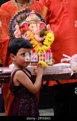 Pune, Indien - 29. September 2023: Die Wasserverschmutzung in Pune wird durch das Halten der Ganpati Visarjan in kleinen Wassertanks verringert. Sangam, Pune Stockfoto