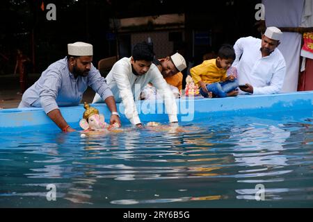 Pune, Indien - 29. September 2023: Die Wasserverschmutzung in Pune wird durch das Halten der Ganpati Visarjan in kleinen Wassertanks verringert. Sangam, Pune Stockfoto