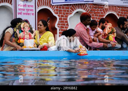 Pune, Indien - 29. September 2023: Die Wasserverschmutzung in Pune wird durch das Halten der Ganpati Visarjan in kleinen Wassertanks verringert. Sangam, Pune Stockfoto