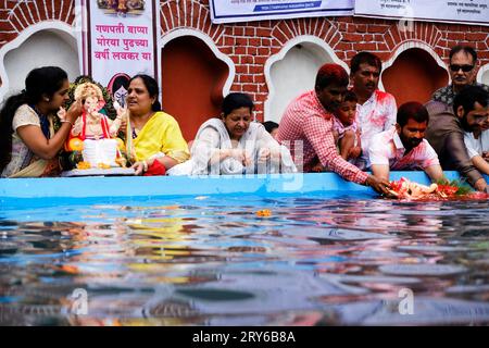 Pune, Indien - 29. September 2023: Die Wasserverschmutzung in Pune wird durch das Halten der Ganpati Visarjan in kleinen Wassertanks verringert. Sangam, Pune Stockfoto