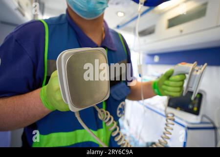 Ambulanzarzt mit Defibrillatorelektroden in der Hand Stockfoto