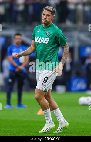 Mailand, Italien. September 2023 27. Andrea Pinamonti von US Sassuolo erwärmt sich während des Fußballspiels der Serie A 2023/24 zwischen dem FC Internazionale und US Sassuolo im Giuseppe Meazza Stadium, Mailand, Italien am 27. September 2023 Credit: Independent Photo Agency/Alamy Live News Stockfoto