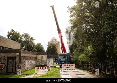 Am Montag den 18.09.2023 wurde das Dach der Düppler Mühle nach vielen Jahren ohne Dach mit einem 300 Tonner Kran aufgesetzt. Mit dem Dachstuhl der Düppler Mühle in Magdeburg-Olvenstedt geht es mit dem nächsten Bauabschnitt voran. Die Haube ist schnell fertig. Etwa 30 Mitglieder hat der Verein zum Erhalt der Düppler Mühle e.V. in Magdeburg Sachsen Anhalt. Vormontiert und zusammengebaut wird der Dachstuhl von einem Mühlebbaubetrieb in der Altmark. Eine die Düppler Mühle wird der Dachstuhl dann aber in Einzelteilen geliefert und vor Ort wieder zusammengebaut. Vier Fachleute haben seit Mai daran ge Stockfoto