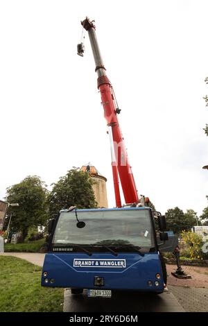 Am Montag den 18.09.2023 wurde das Dach der Düppler Mühle nach vielen Jahren ohne Dach mit einem 300 Tonner Kran aufgesetzt. Mit dem Dachstuhl der Düppler Mühle in Magdeburg-Olvenstedt geht es mit dem nächsten Bauabschnitt voran. Die Haube ist schnell fertig. Etwa 30 Mitglieder hat der Verein zum Erhalt der Düppler Mühle e.V. in Magdeburg Sachsen Anhalt. Vormontiert und zusammengebaut wird der Dachstuhl von einem Mühlebbaubetrieb in der Altmark. Eine die Düppler Mühle wird der Dachstuhl dann aber in Einzelteilen geliefert und vor Ort wieder zusammengebaut. Vier Fachleute haben seit Mai daran ge Stockfoto